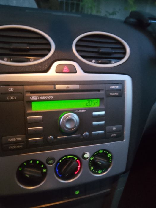 Продавам изключително запазен ford focus 1.6i, бензин.