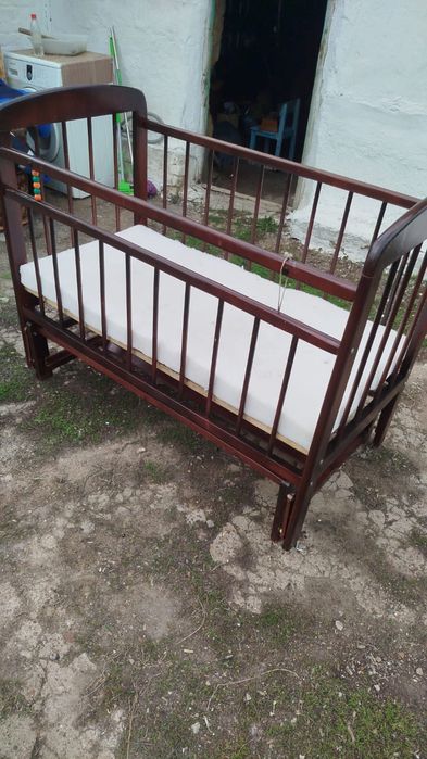 Продам кроватку б у,в хорошем состоянии,маятник,20.000 тенге