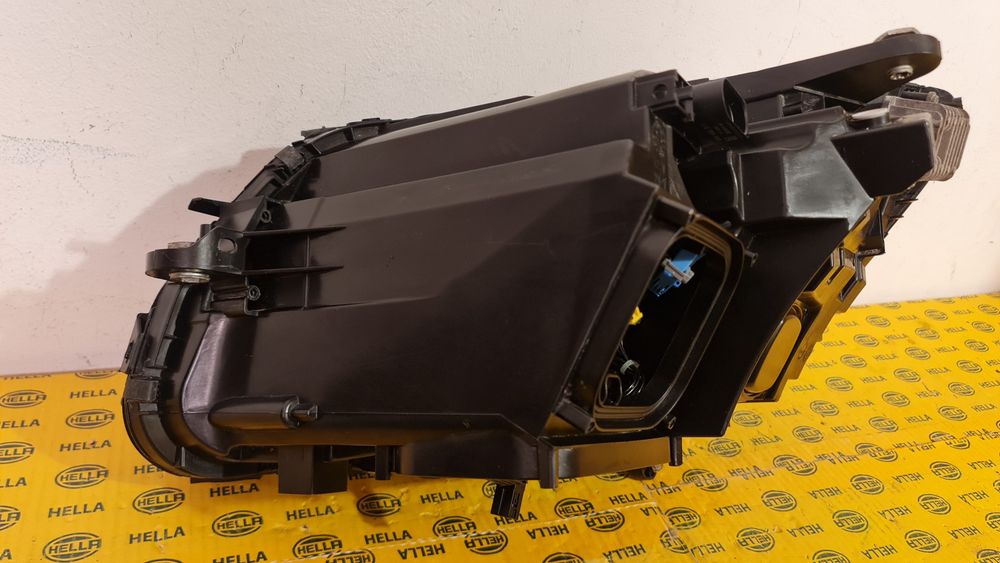 Far dreapta full led adaptiv ILS Mercedes C w205 hybrid albastru