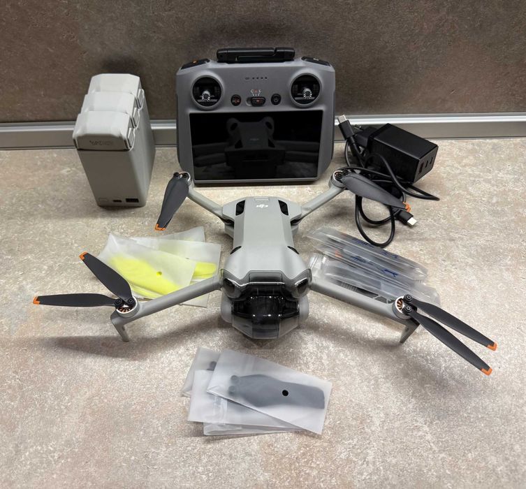 Продавам DJI MINI 4 PRO с DJI CARE като нов! ТОП