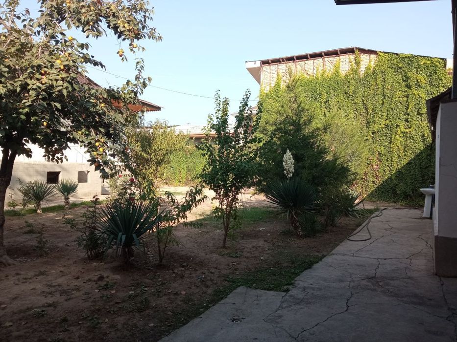 Malika bozor oldidan 6.5 sotix yer hisobida sotiladi