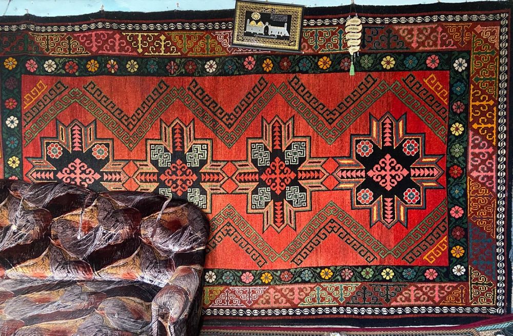 Қазақи нақыштағы кілем сатылады.