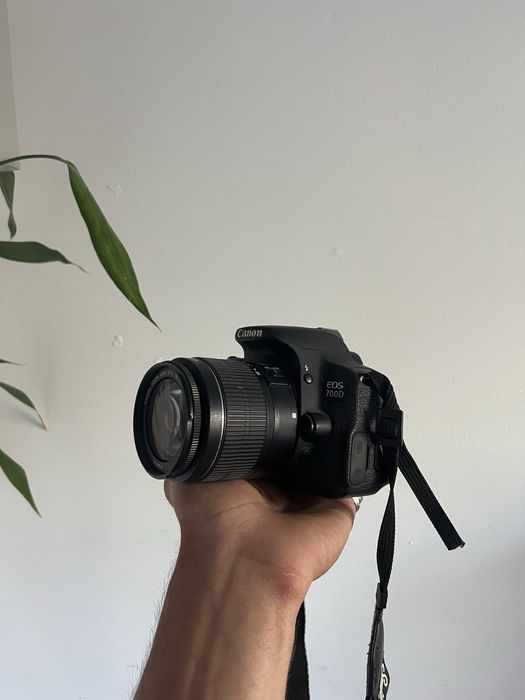 Aparat foto Canon EOS 700D