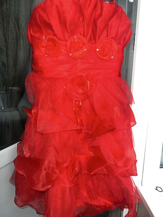 Платье красное нарядное на девочку 5-6 лет