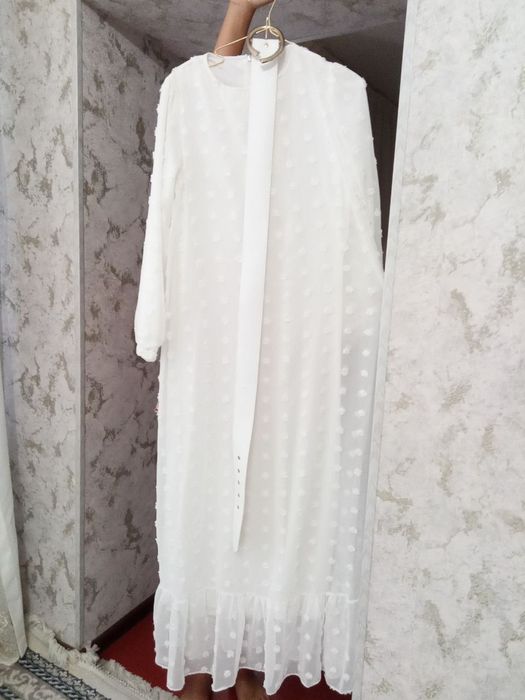 Белый длинный платье