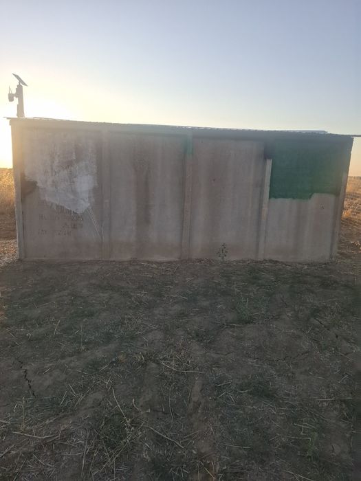 Vând garaj beton