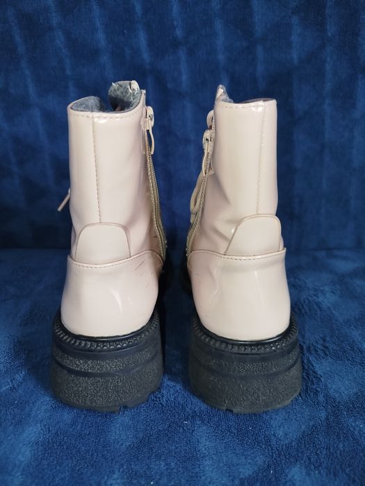 Продам ботинки на девочку 35 размер