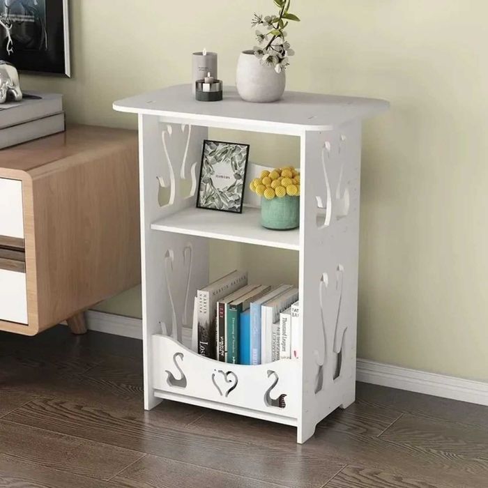 Декоративна бяла масичка с изрязани орнаменти и три нива за съхранение