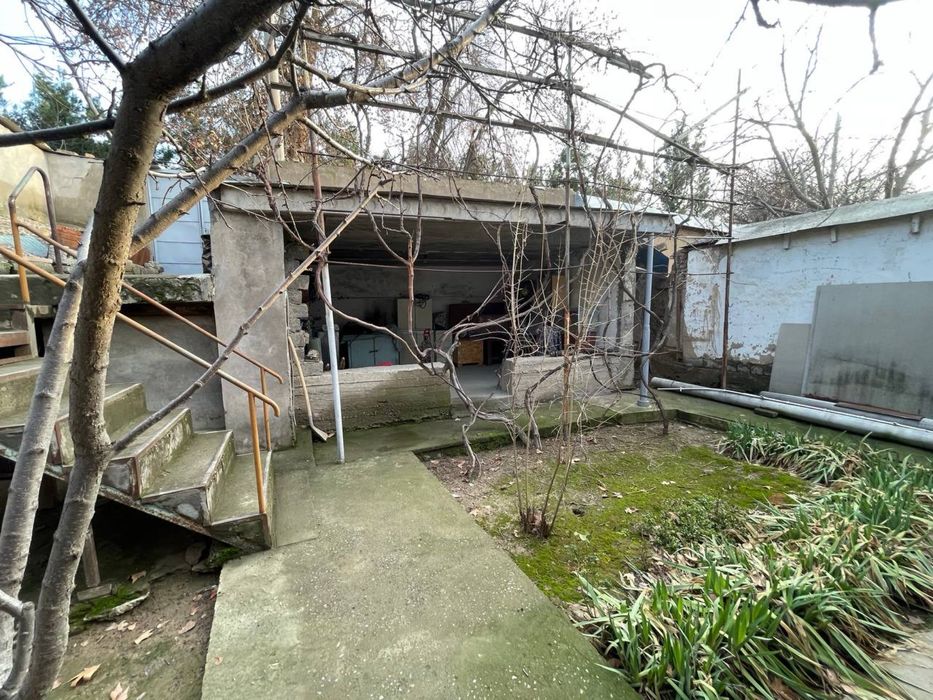 УзбекФильм продается сквозной участок 5,5 соток вдоль речки