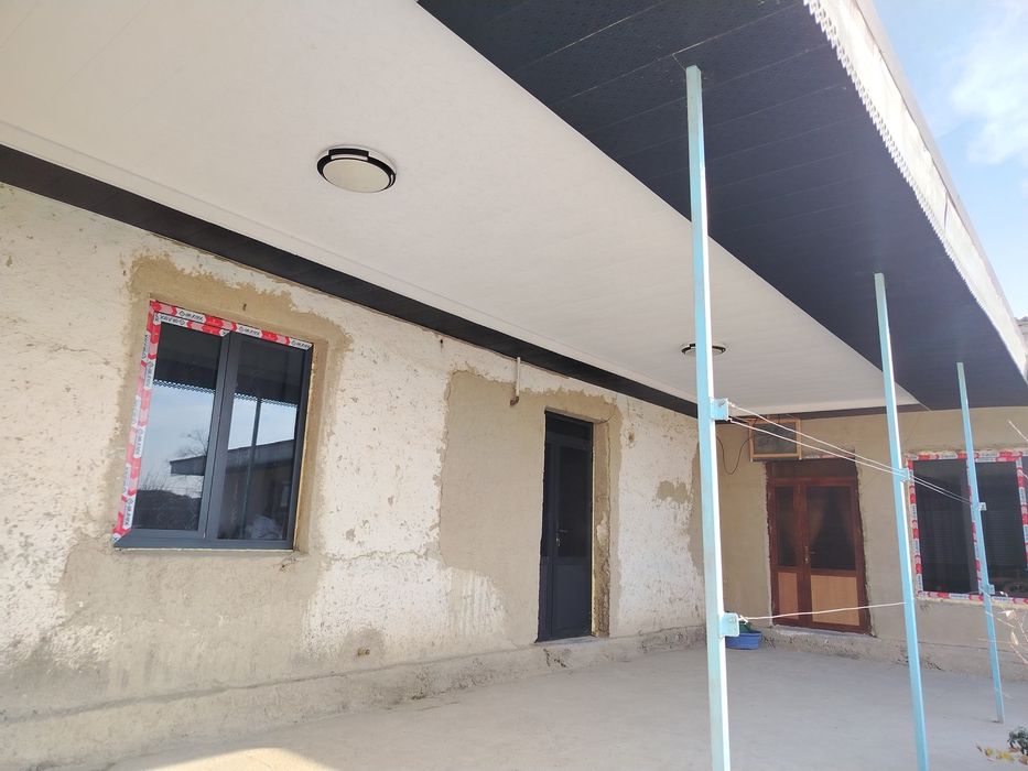 Hovli sotiladi 8 sutix