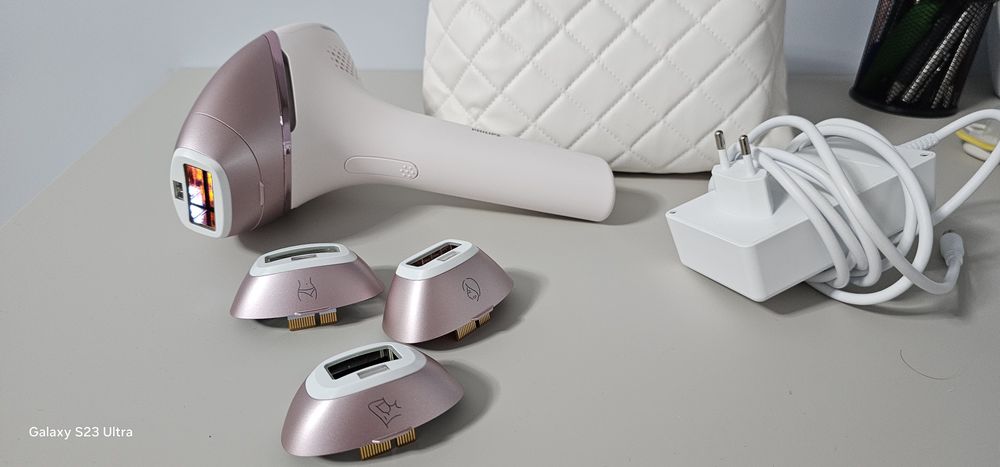Фотоепилатор Philips Lumea BRI958