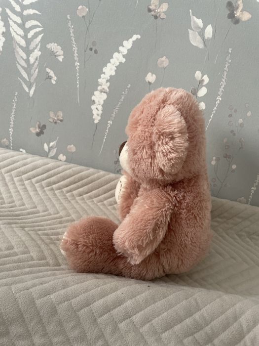 Розовая плюшевая мишка