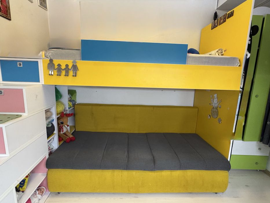 Mobila dormitor copii, pat supraetajat si dulap.
