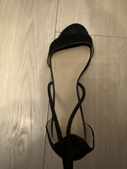 Sandale negre cu toc