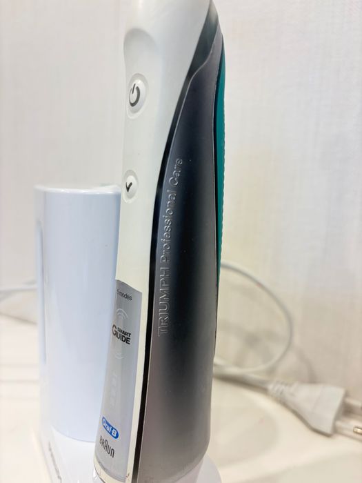 Oral-B Triumph Professional Care 5000 SmartGuide + Philips UV Sanitizer