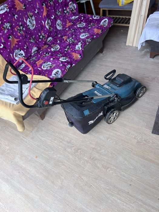 Vand masina de tuns iarba Makita