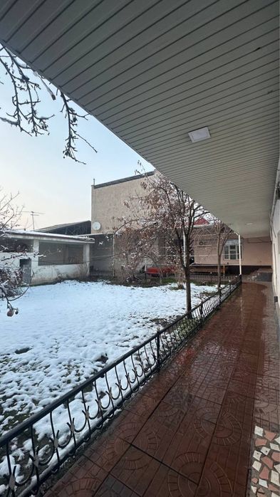 Сергели Хонабод Жакей 4 сотих 5 хона ховли яшаб турилган уй