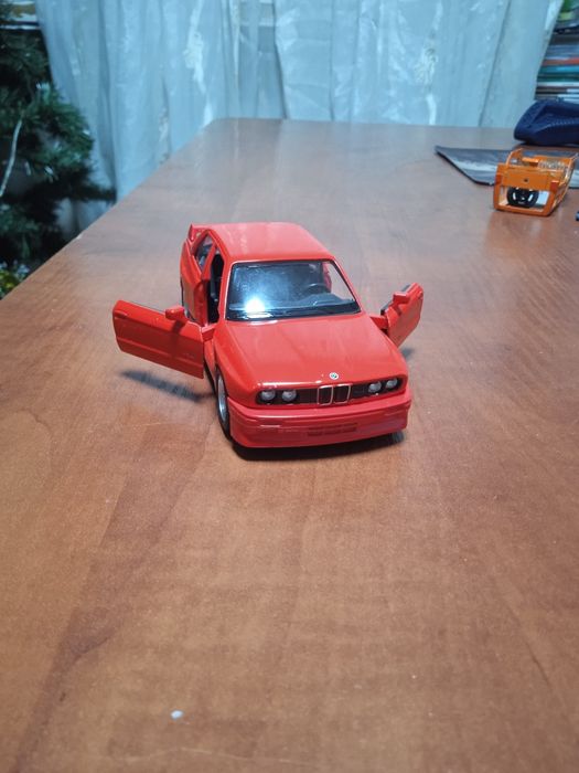 Продам машинку игрушечную бмв3