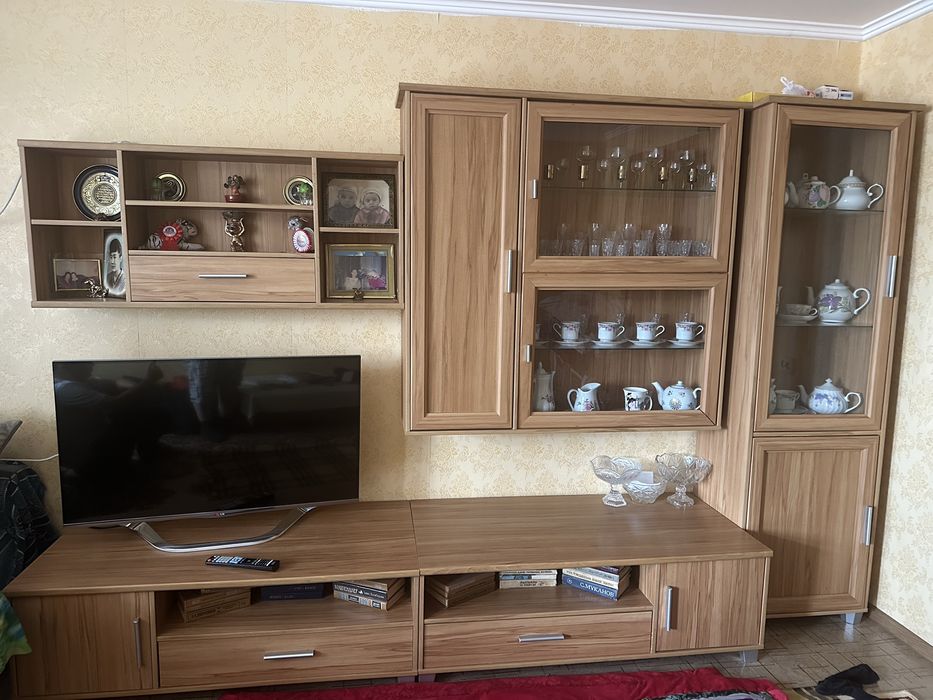 Продам недорого стенку в зал пр Румыния в новом сост