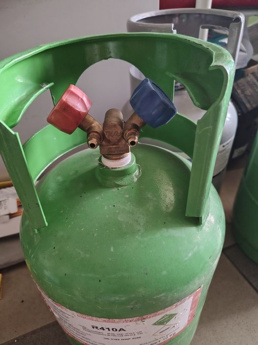 Vand butelii freon cu doi robineți 250 lei/buc.