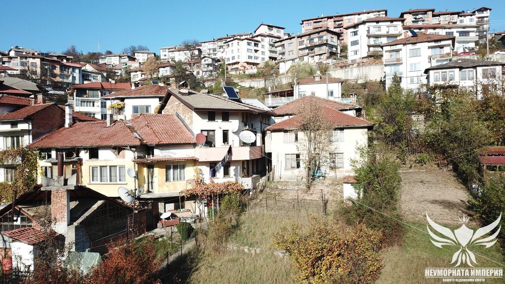 Продавам двуетажна къща с 140РЗП с двор 335кв.м. с денивелация в град Смолян,квартал Райково