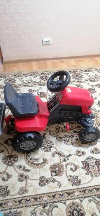 Детский педальный трактор с прицепом