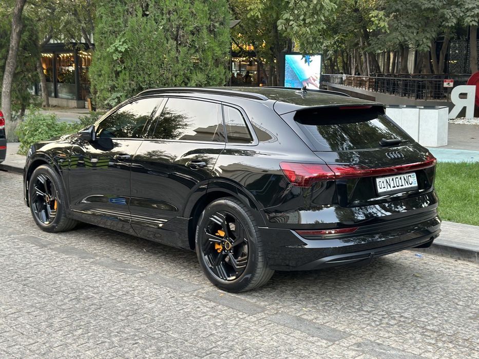 Продам или обменяю Audi E-tron quattro. В идеальном состоянии.
