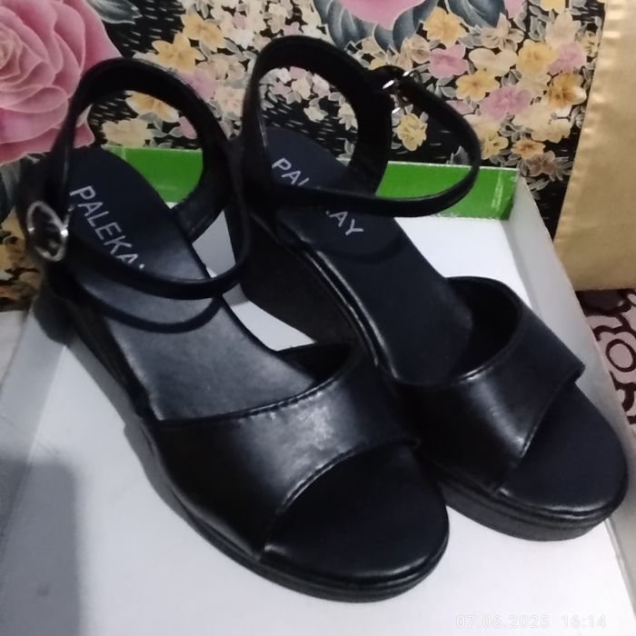 Продам босоножки.