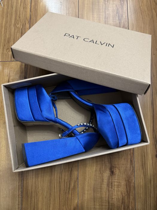 Сини токчета с камъни