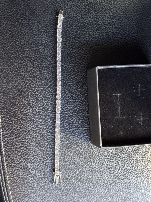 Сребърна гривна с камъни