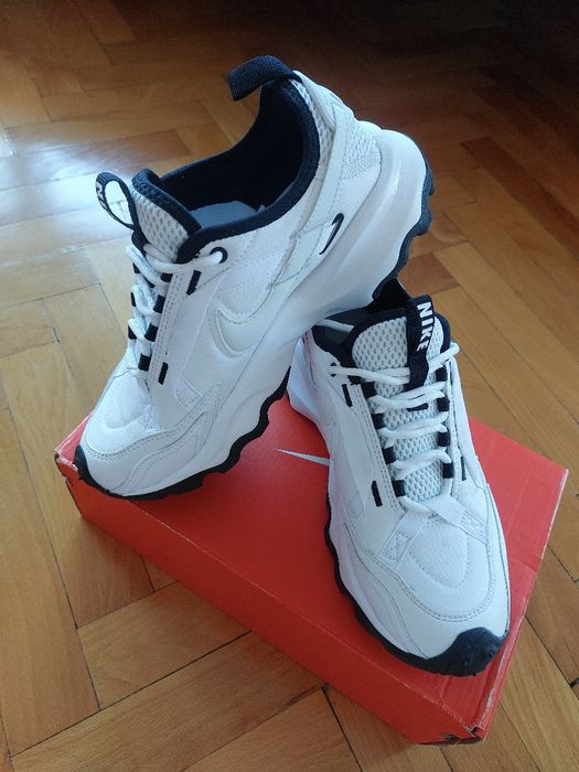 Дамски маратонки Nike