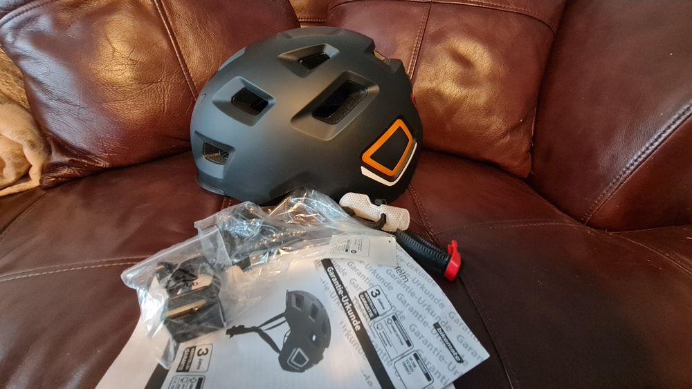 Casca bicicleta cu semnalizare integrata