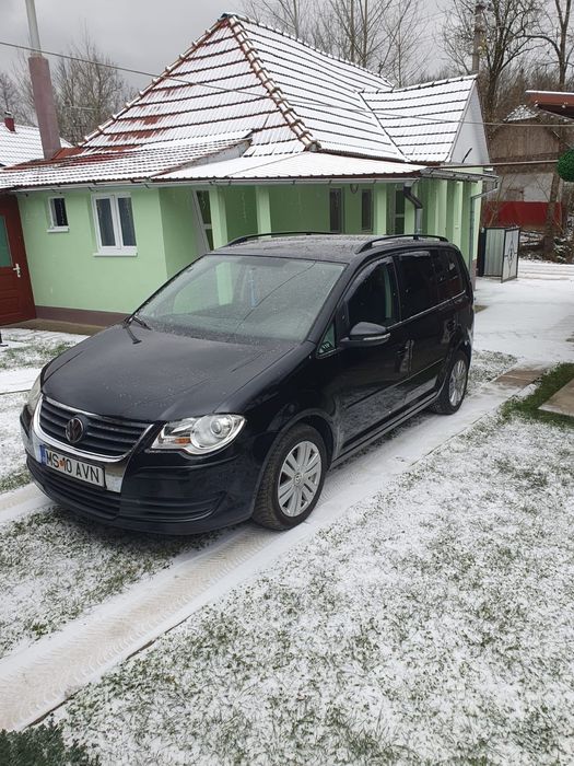 Vând Wolkzvagwn Touran  stare impecabila