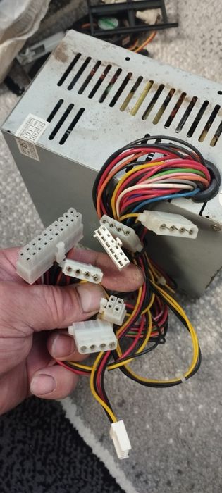 Захранване, дъно и всички части за настолен компютър