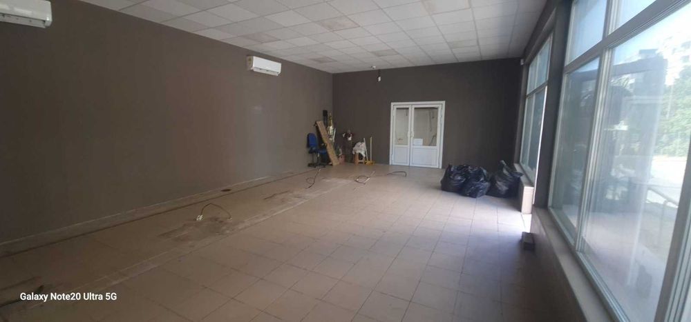 Търговски обект 120 кв.м на главен булевард в ж.к. Младост II