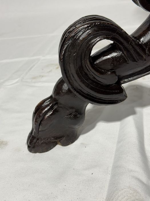 Suport decorativ din lemn sculptat manual in stil victorian