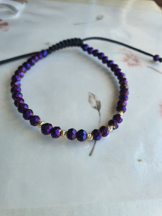 Bratara cu bilute din aur 14 K si cristale violet, cu snur ajustabil.