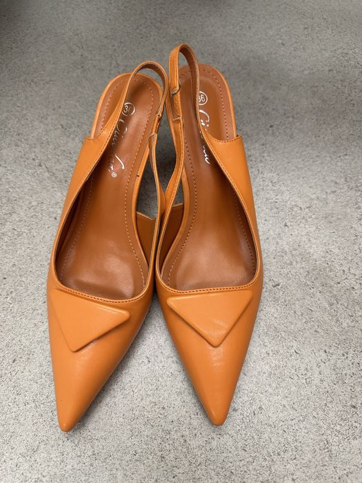 Два чифта нови обувки- оранжеви и черни