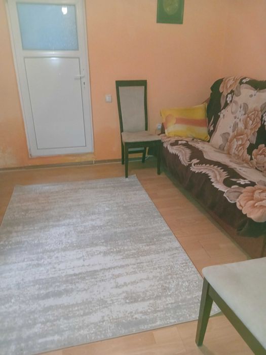 Închiriez cameră la curte.  Baie,  bucătărie.    Doar pentru o persoană