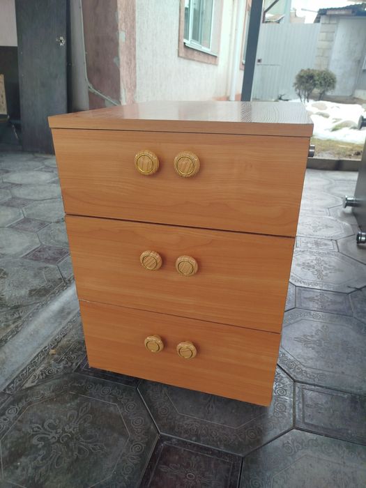 Продам б.у.шифоньер, кровать, тумбочка