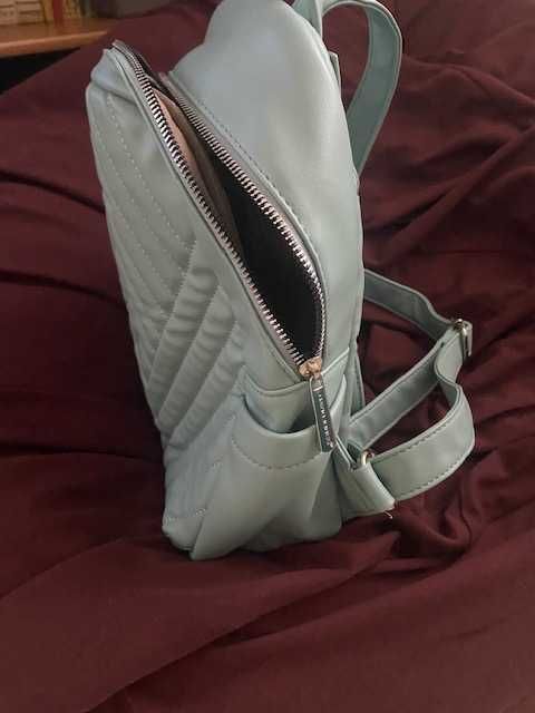 дамска раничка в ментов цвят