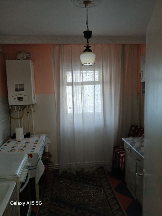 Închiriez apartament cu trei camere