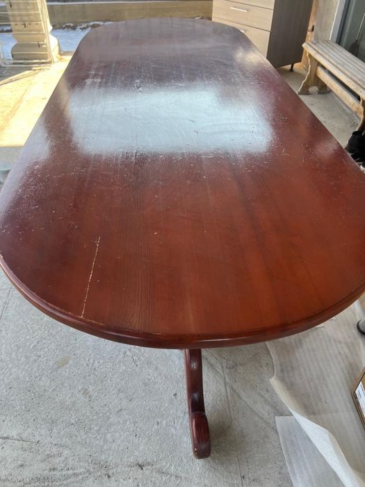 Деревяный овальный стол