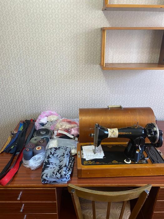 Продам советскую швейную машинку