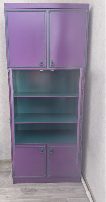 Яркий шкаф для смелого интерьера