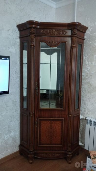 Угловой сервант-витрина