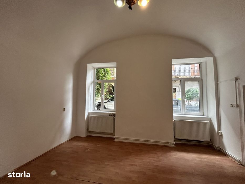 Vand spatiu ultracentral,Revolutiei(Teatru)in curte,parter, st.124 mp.