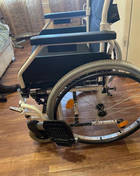 Коляска,туалет,костыли.