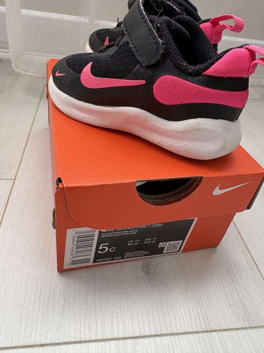 Маратонки Nike Revolution 7