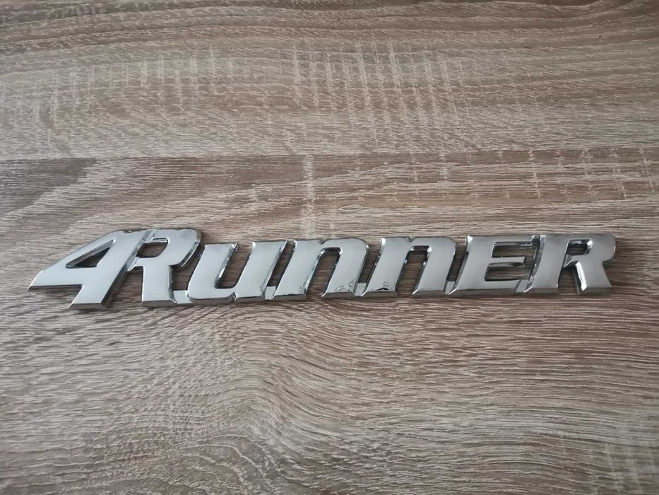 сребрист надпис Toyota 4Runner